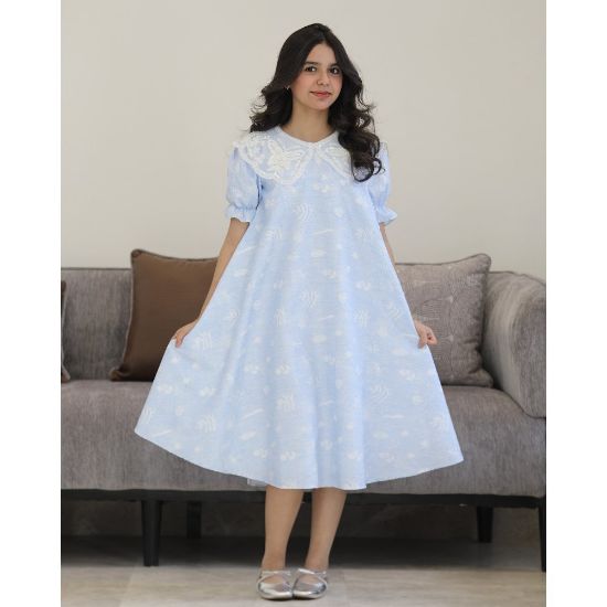 صورة فستان بناتي سماوي مطرز مشجر بياقة فراشة ملكية وقصة كلوش - 1219